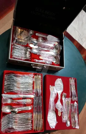 شنطة كاملة بها طقم معالق و شوك و سكاكين