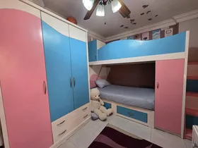 غرفة اطفال نوم كاملة للبيع بحالة جيدة جدًا و خشب متين ابيض ليس ام دي اف