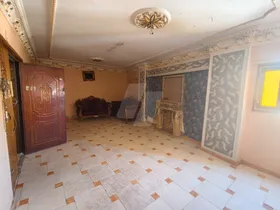 شقة للبيع في باكوس شارع محطة السوق أمام الهلال الأحمر 