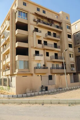 شقه للبيع بالمستثمر الصغير بالتجمع الخامس بحي الاندلس 2 