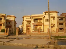 من المالك فيلا للبيع الشروق بجوار كارفور والجامعة البريطانية لدواعي السفر