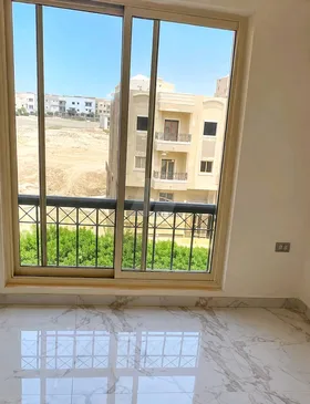 من المالك شقه بكمبوند الحي الايطالي بدر 